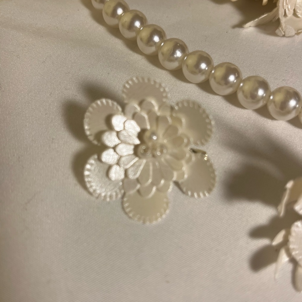 Handmade Elegant ivory boho bridal veil with accessories - Picture 12 of 15